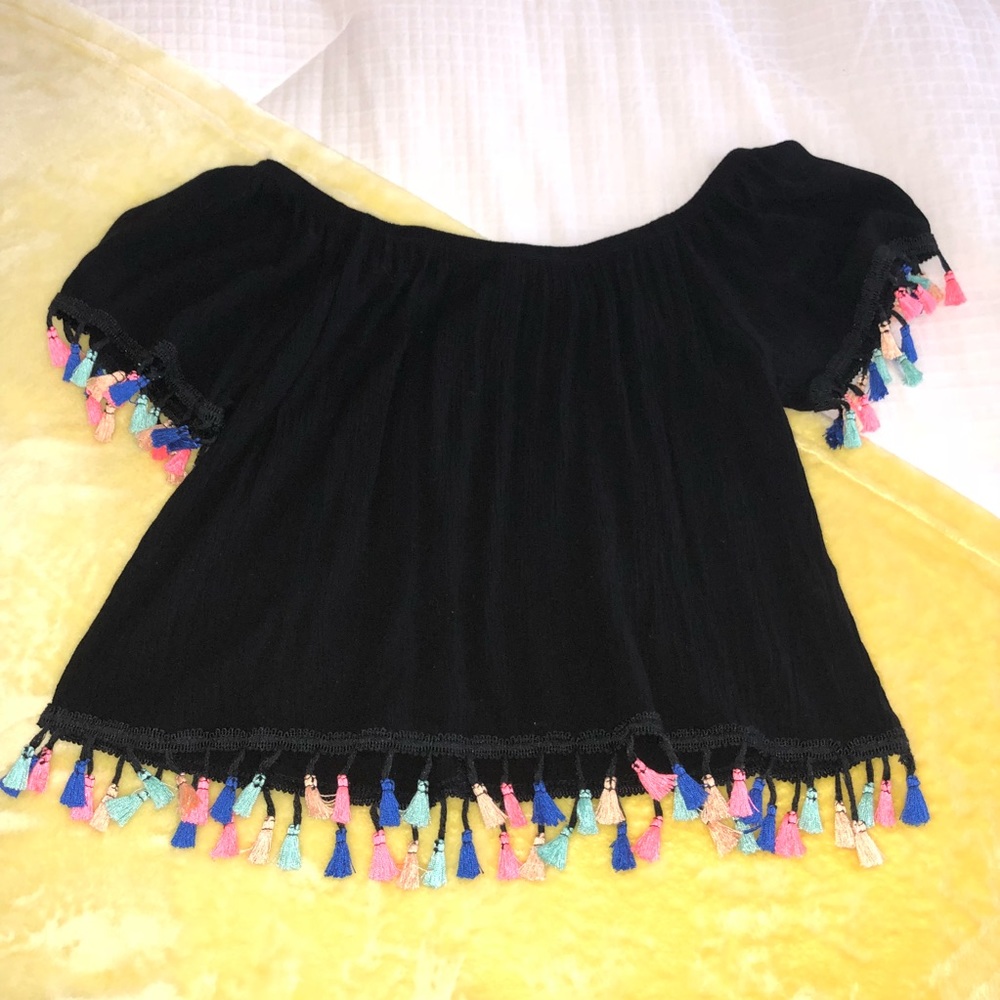 Social Teen 👄 fringe. Off shoulder. Reposh. EUC